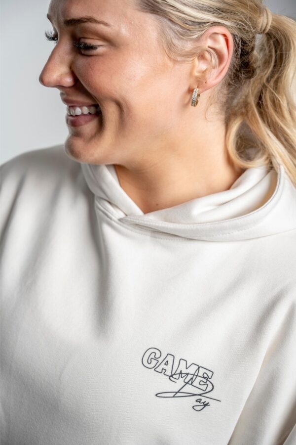 Game Day Hoodie side – Seitenansicht mit sichtbaren Details