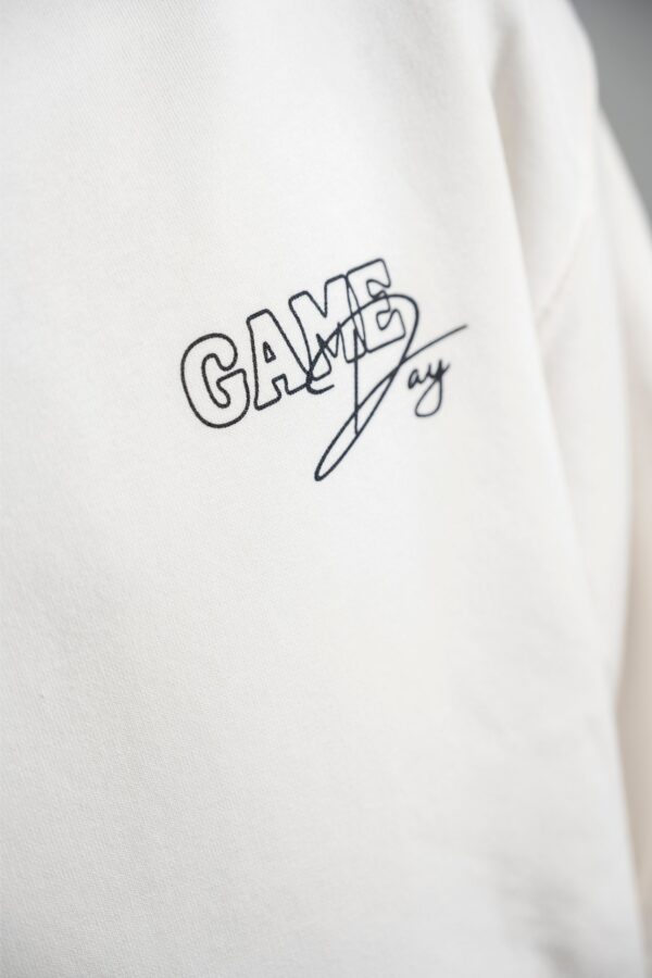 Game Day Hoodie side – Seitenansicht mit sichtbaren Details