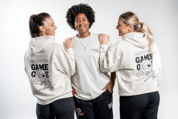 Game Day Hoodie group – Zweimal back-ansicht und einmal front-ansicht mit back- und front-print