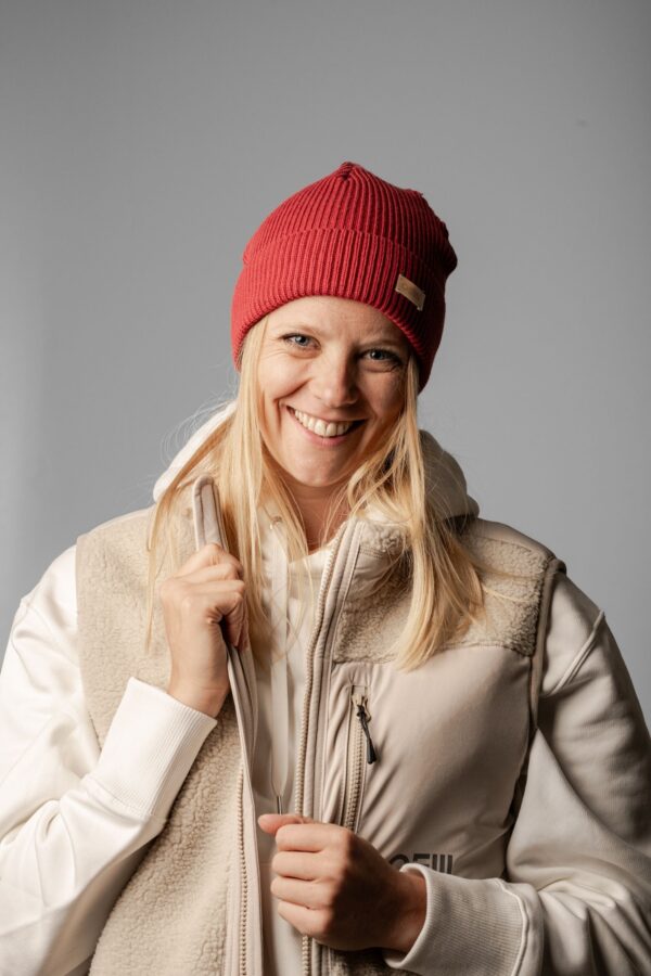 OSM beanie kaminrot aus biobaumwolle mit kaktusleder patch