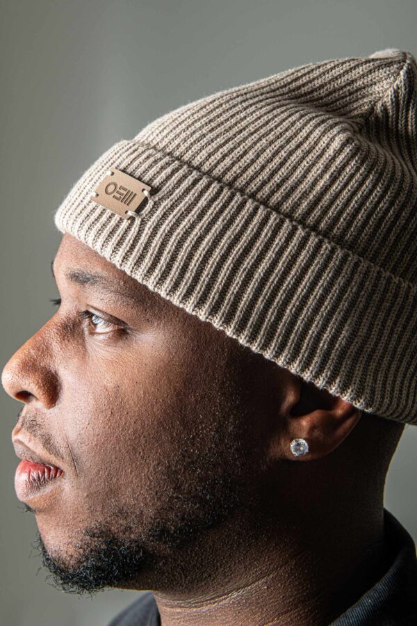 wüstensandfarbene OSM beanie seitlich im fisherman-rib