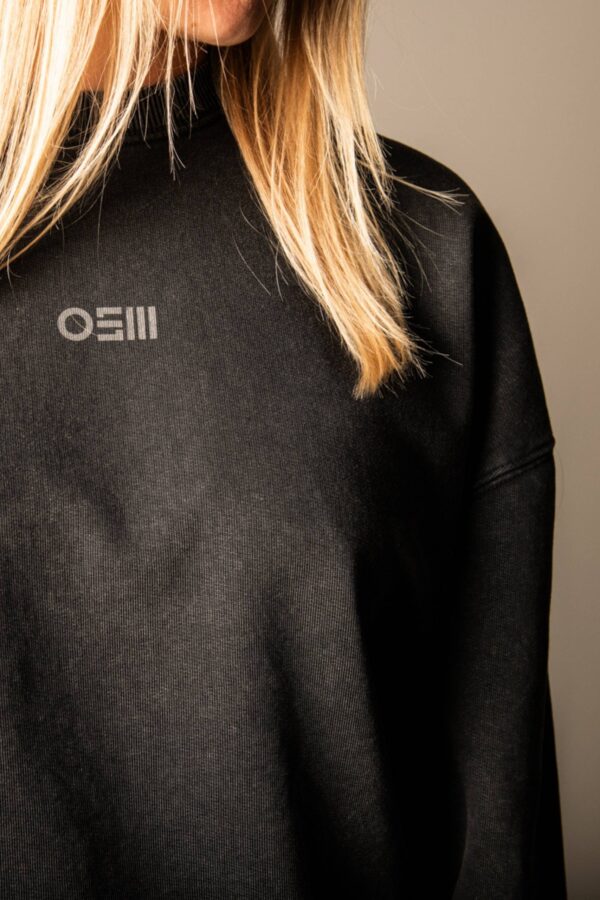 Weißer OSM Brustprint auf dem HOMETOWN Sweatshirt von OSNAmerch