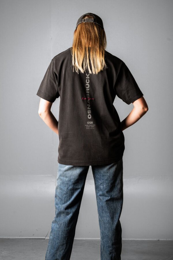 HOMETOWN T-Shirt Rückseite – ton-in-ton Osnabrück Print & pinker Hometown Stick