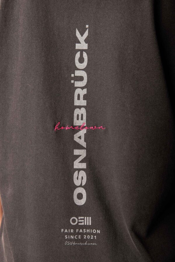 Nahaufnahme Rückprint „Osnabrück“ mit pinkem „Hometown“ Stick