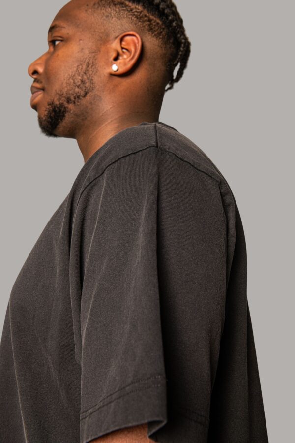 Detail Schulternaht im verwaschenen Vintage-Look beim HOMETOWN T-Shirt