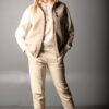 OSM teddyweste wüstensand von vorne im all beige look mit jogger und HOPE hoodie