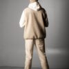 OSM teddyweste wüstensand von hinten im all beige look mit OSNABRÜCK jogger und HOPE hoodie