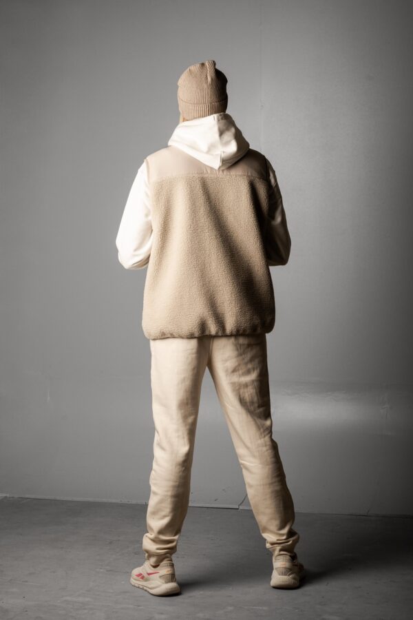 OSM teddyweste wüstensand von hinten im all beige look mit OSNABRÜCK jogger und HOPE hoodie