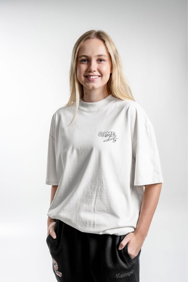 Game Day Heavy Tee front – Vorderansicht mit sichtbarem Brustprint