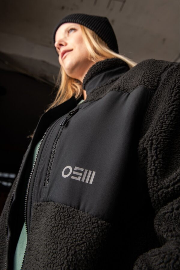 osm label print auf tasche der teddyjacke schwarz