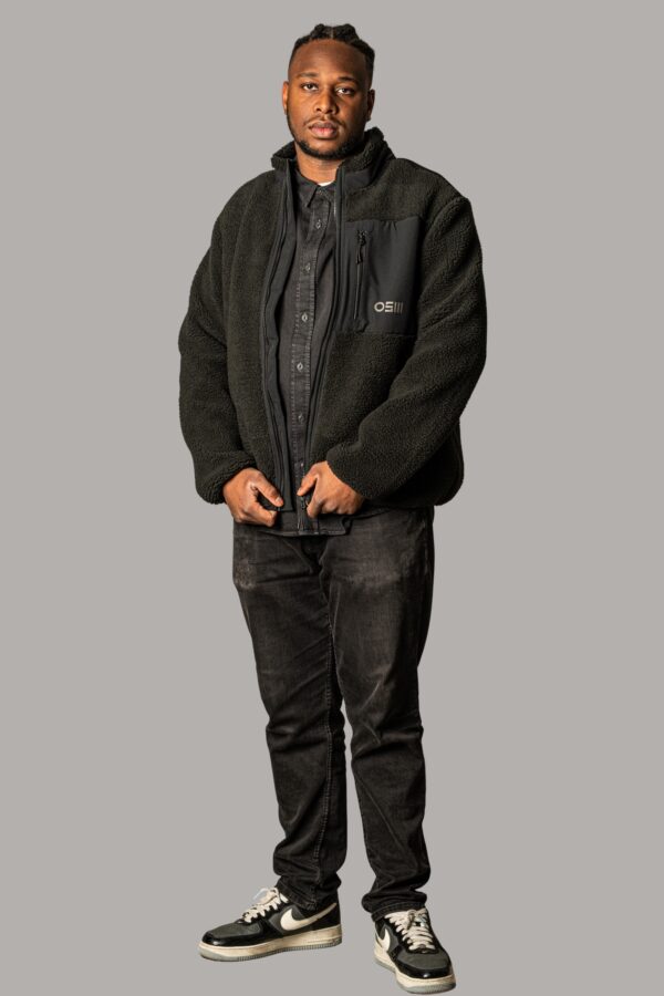 teddyjacke osm in schwarz, frontalansicht männlich