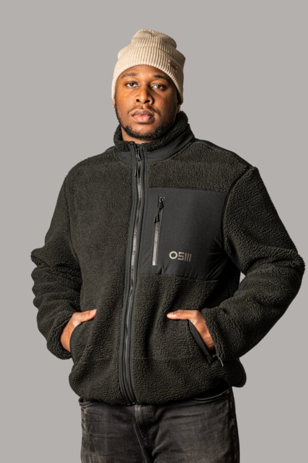 teddyjacke osm in schwarz, close up kombi mit beanie