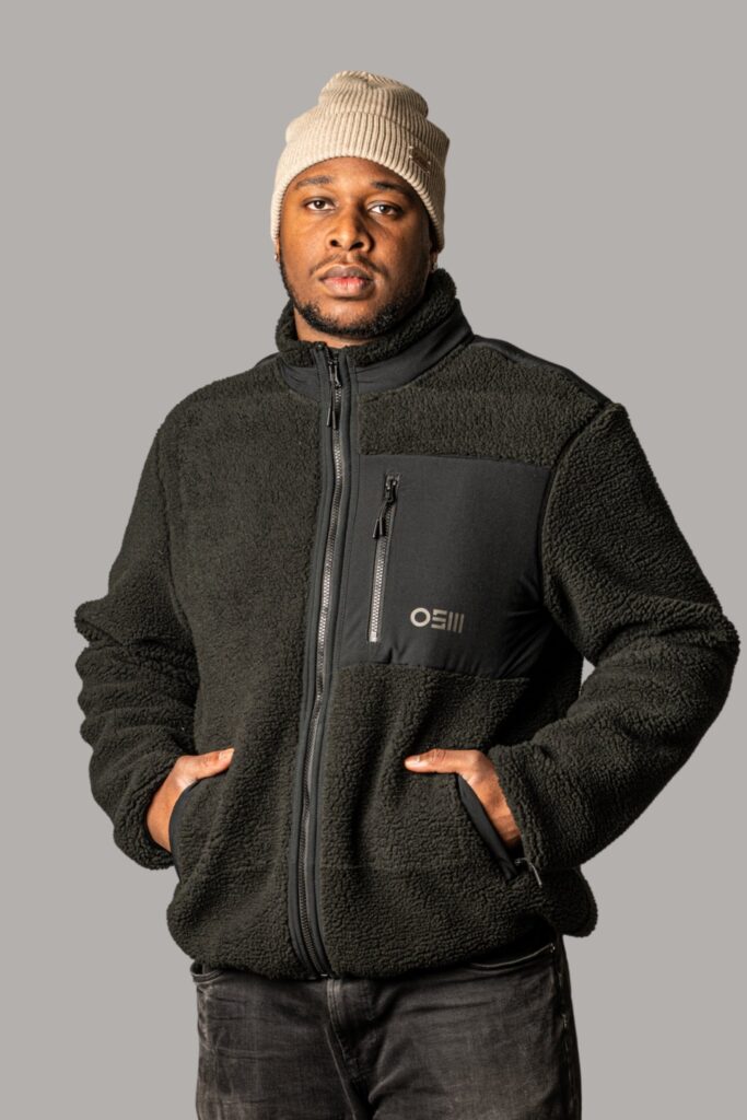 teddyjacke osm in schwarz, close up kombi mit beanie