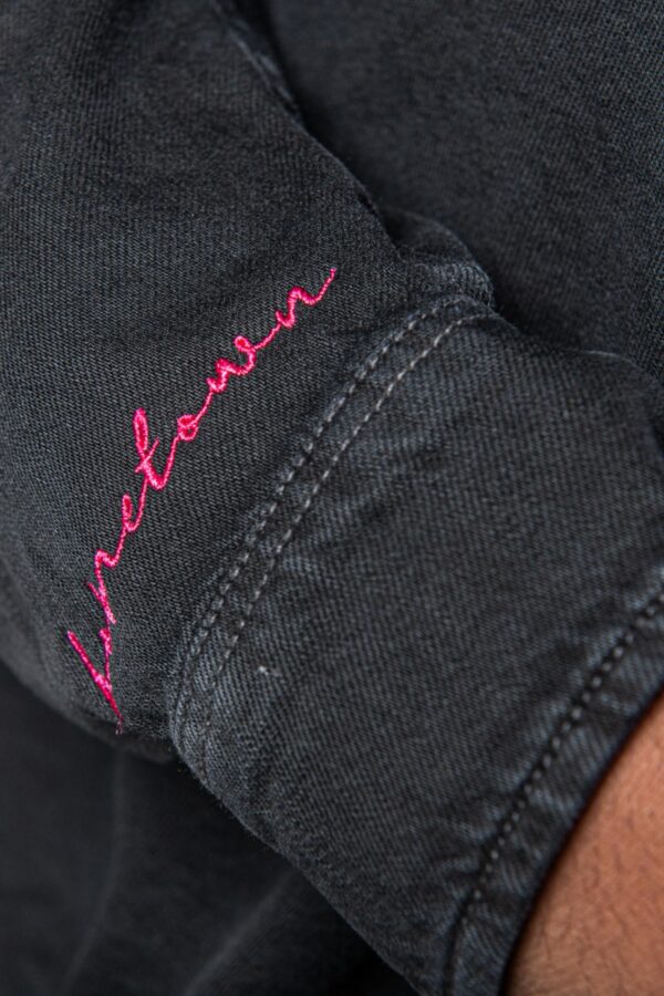 detailaufnahme des pinken „hometown“-sticks am ärmel des osnabrück HOMETOWN hemds