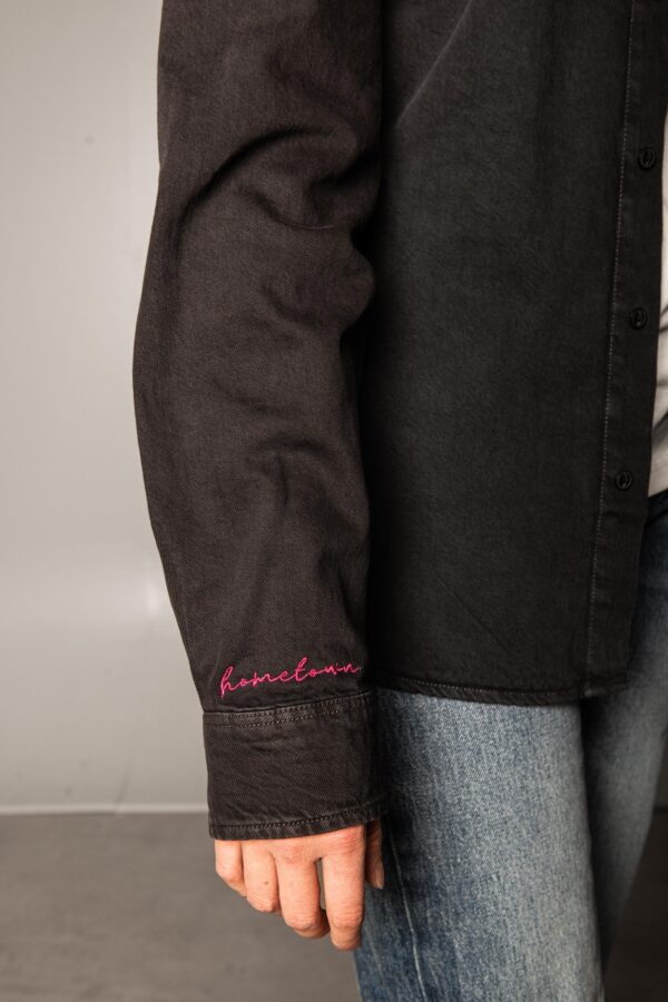 detailaufnahme des pinken „hometown“-sticks am ärmel des HOMETOWN hemds