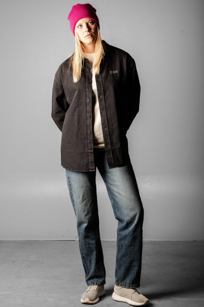 frontansicht des osnabrück HOMETOWN hemds in vintage black mit OSM print