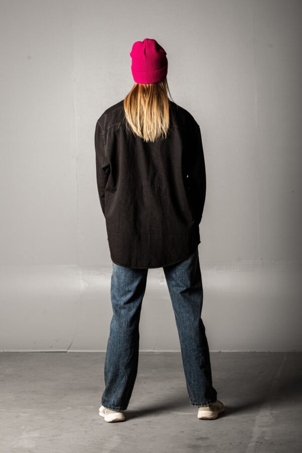 rückansicht des osnabrück HOMETOWN hemds in vintage black