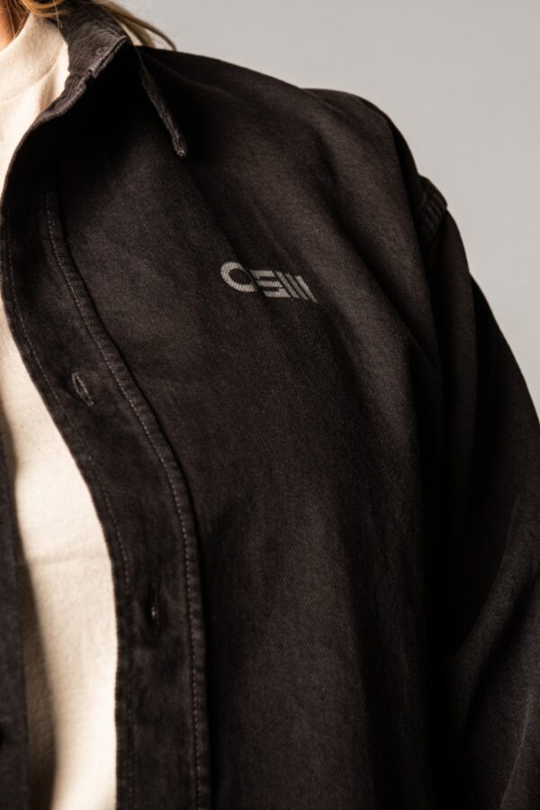 detailansicht der twill-struktur mit vintage-waschung im HOMETOWN hemd und OSM logo branding im siebdruck