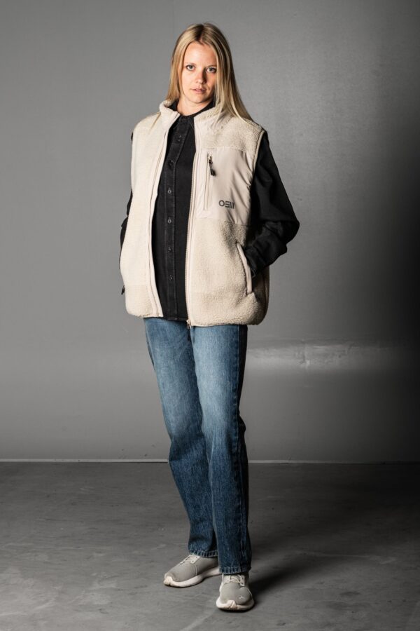 OSNAmerch HOMETOWN Hemd im Layering unter der OSM Teddyweste – urbaner Look mit pinkem Stick und cozy Vibes