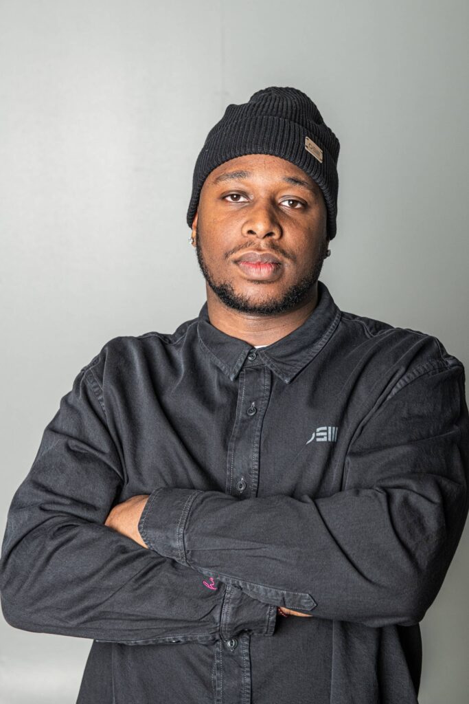 OSNAmerch beanie schwarz in frontansicht mit OSM kaktusleder-patch