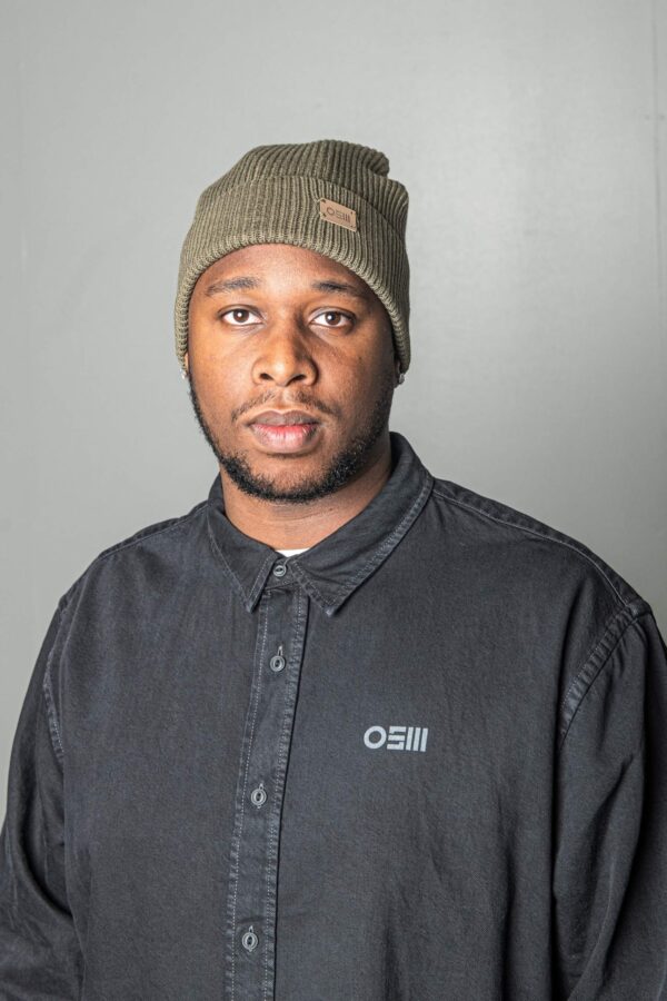 OSM beanie tannengrün in frontansicht mit kaktusleder-patch