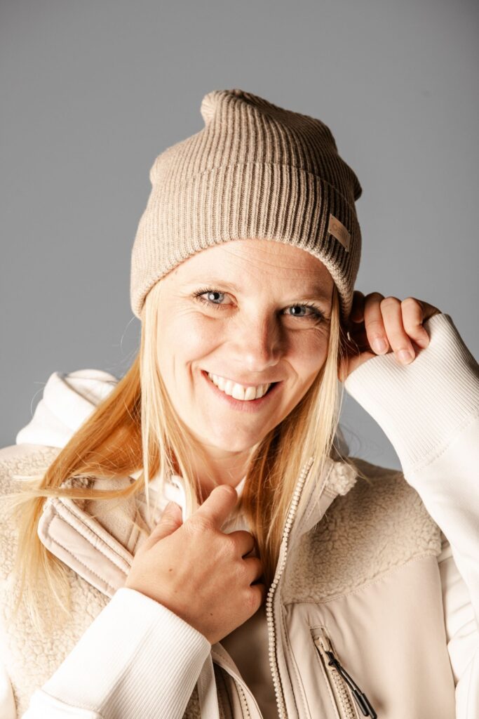 OSM beanie wüstensand in frontansicht mit kaktusleder-patch