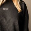 Weißer OSM Brustprint auf dem HOMETOWN Sweatshirt von OSNAmerch
