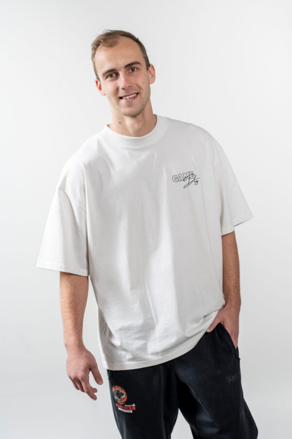 Game Day Heavy Tee front – Vorderansicht mit sichtbarem Brustprint