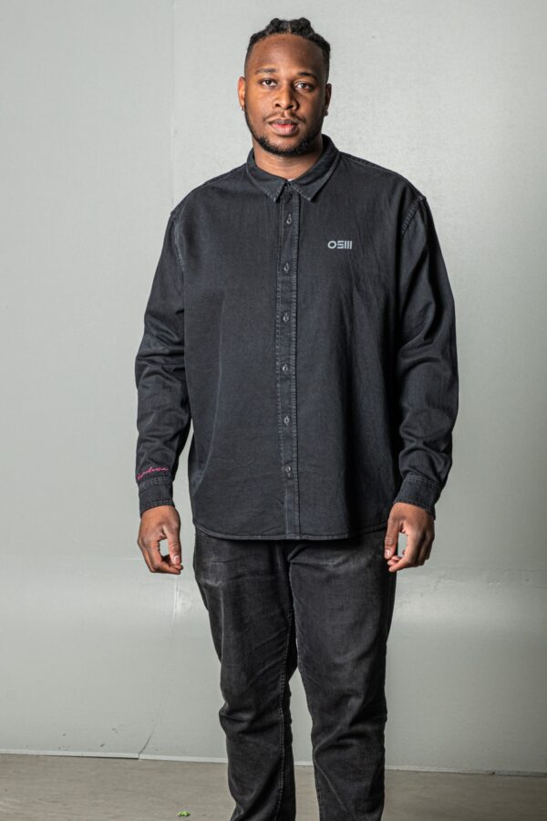 frontansicht des osnabrück HOMETOWN hemds in vintage black mit OSM print