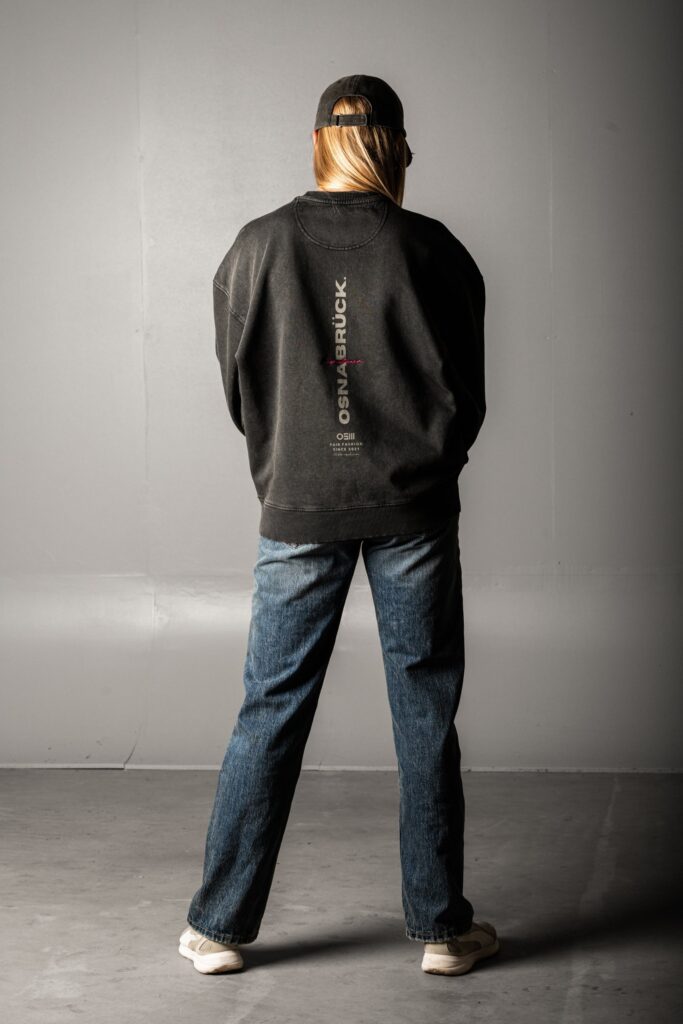 HOMETOWN Sweatshirt Rückansicht – ton-in-ton „osnabrück“ print & pinker „hometown“ stick