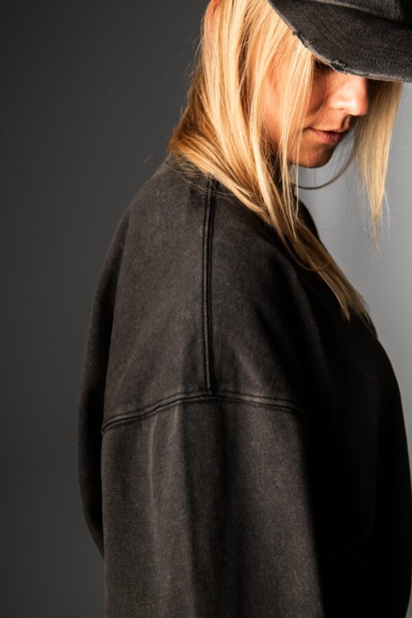 Detail Schulternaht im verwaschenen Vintage-Look beim HOMETOWN Sweatshirt