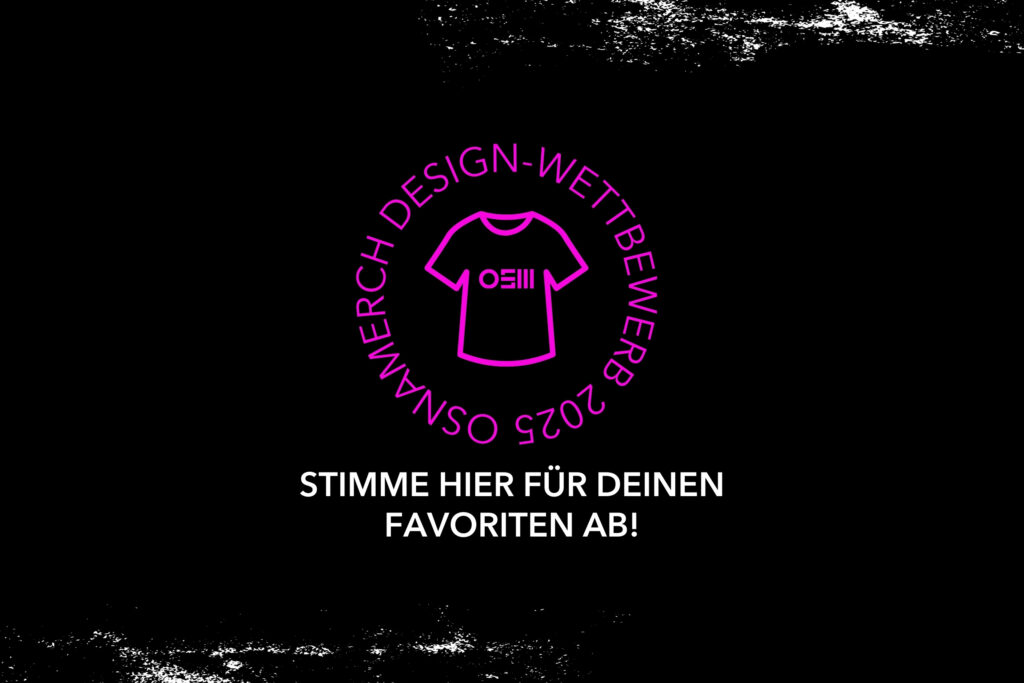 schwarzer hintergrund mit einem runden magentafarbenen logo des ‚OSNAmerch design-wettbewerb 2025‘. in der mitte des logos ein t-shirt-icon. darunter steht in weißer schrift: ‚stimme hier für deinen favoriten ab!‘. oben und unten sind weiße, raue texturflächen eingeblendet.